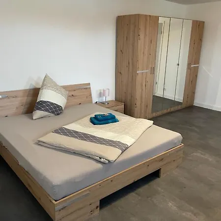 Mr - Emma Schellerten